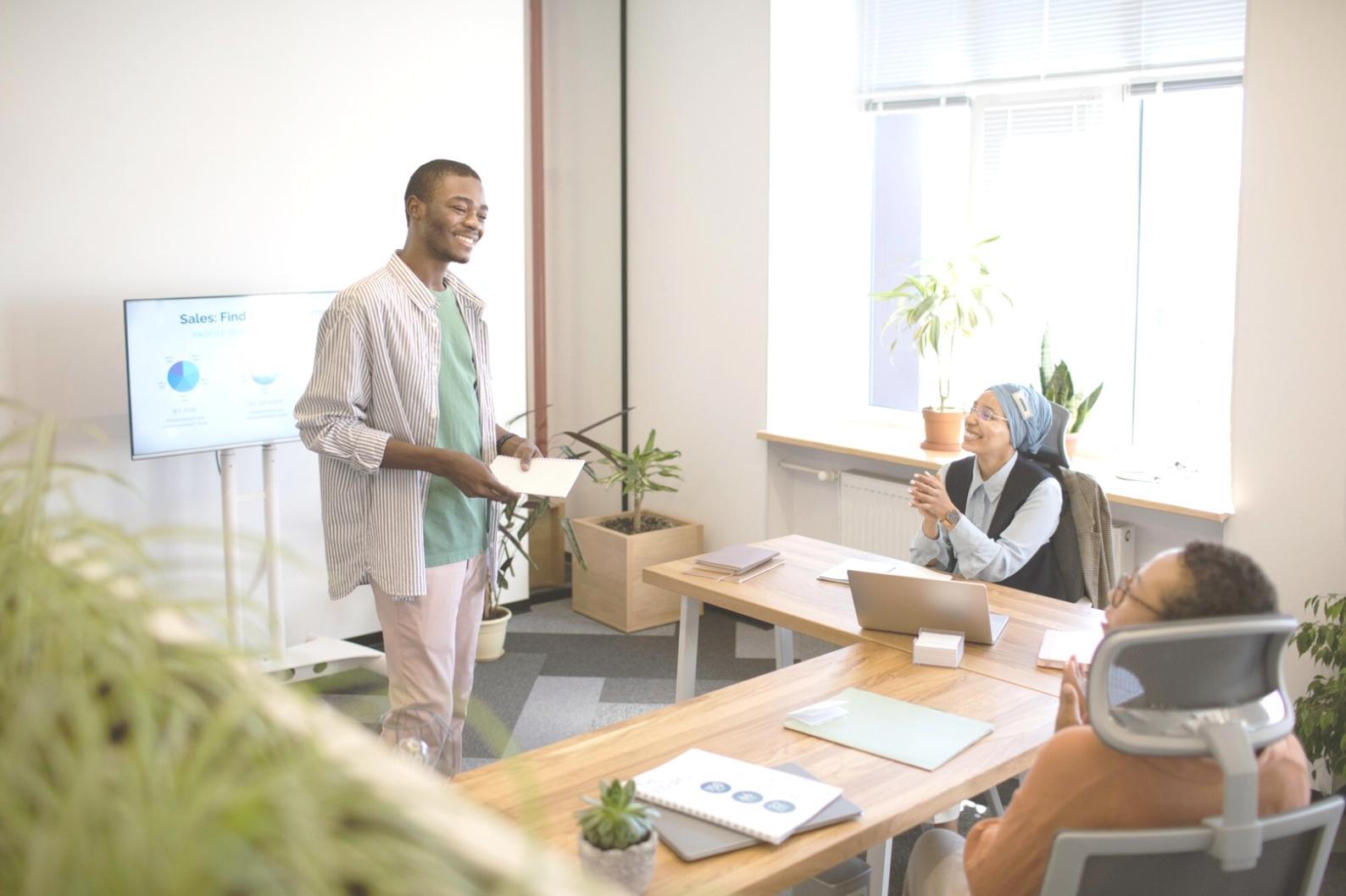 Arbeitsbereich mit Finanzunterlagen und Laptop für strategische Planung