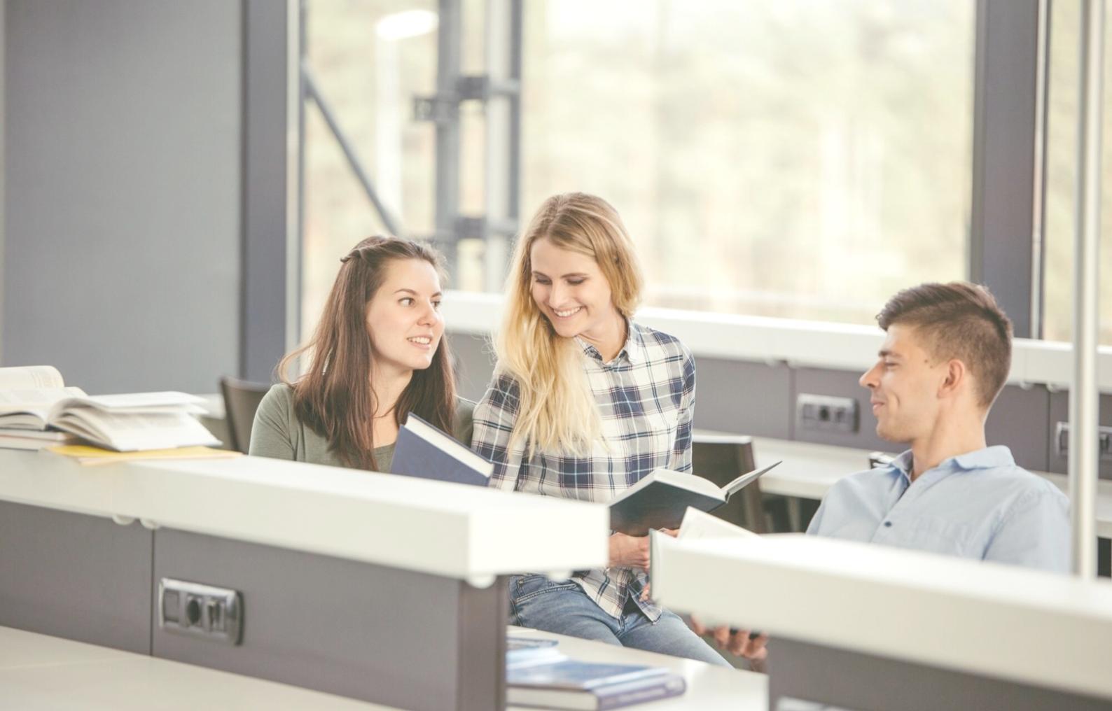 Detaillierte Finanzanalyse mit Diagrammen und Kennzahlen auf modernem Bildschirm